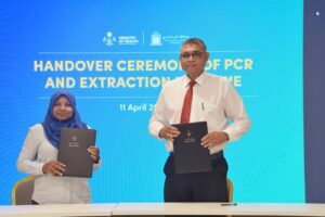 ހެލްތް މިނިސްޓްރީން އެމްއެންޔޫއަށް ޕީސީއާރް އަދި އެކްސްޓްރެކްޝަން މެޝިނެއް ހަދިޔާކޮށްފި