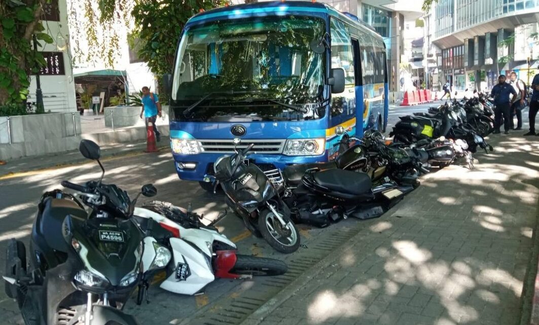 ބަހެއް ކޮންޓްރޯލް ނުވެ ޕާކުކޮށްފައިހުރި ސައިކަލުތަކެއްގައި ޖެހި ގެއްލުންވެއްޖެ