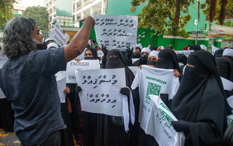 މޫނު ބުރުގާ ނެގުން ހުއްޓުވަން ވަގުތީ އަމުރެއް ނުދިން