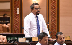 ވިޔަފާރި ކުރަންދާއިރު ގެއިން ކޮތަޅު ހިފައިގެން ވަޑައިގަންނަވާ: އިކުރާމް