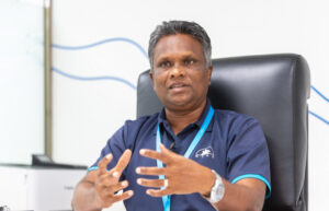 ރައްޔިތުންނަށް ދެވޭ ޚިދުމަތްތަކަށް ހުރަސް އެޅުމަކީ ބަލައިގަނެވޭނެ ކަމެއްނޫން: އާޒިމް