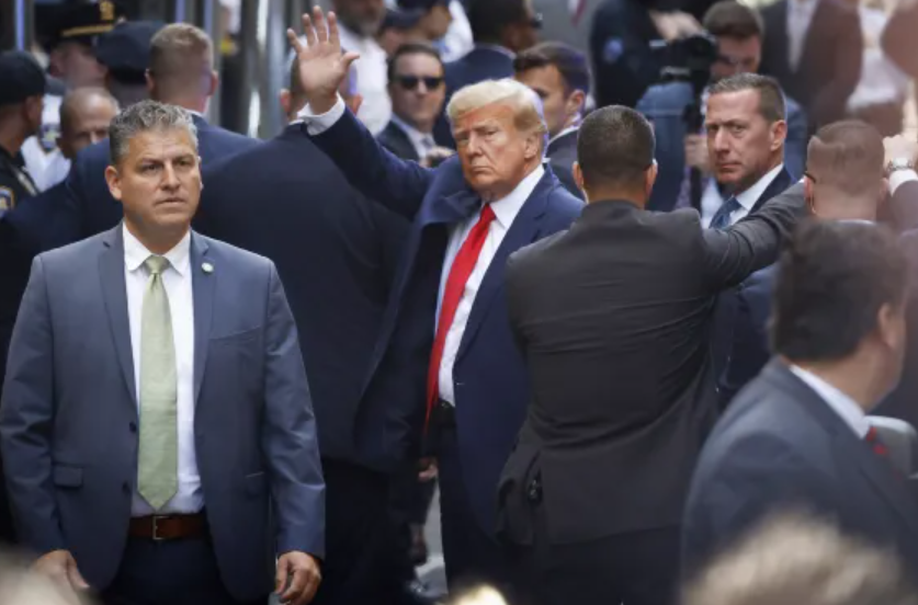 ޓްރަމްޕް އަމިއްލައަށް ކޯޓަށް ހާޒިރުވުމުން، ފުލުހުންގެ ހައްޔަރަށް!