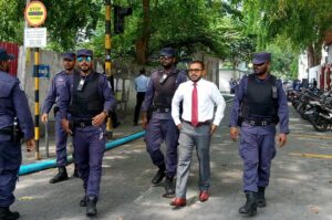 ރައީސް އަޒުލުކުރުމަށް ސޮއިކުރިޔަސް، މިއަދުު ގޭޓު މަތިން މެމްބަރުން އުކައެއް ނުލާ، ގޮނޑި ނުގެއްލޭ: އަމީތު
