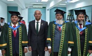 ލޯފަން ތިން ބެއިންނަށް އިމާމުކަމުގެ ޑިގްރީ ސެޓްފިކެޓް ރައީސްގެ އަތްޕުޅުން