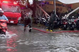 މާލޭގެ މަގުތަކުގައި ފެންބޮޑުވެ ސިފައިން ނުކުމެ ފެން ހިއްކަނީ!