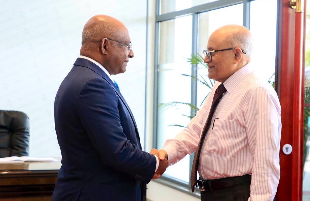 ރައީސް މައުމޫންގެ ޚާރިޖީ ތަޖުރިބާ ފޮރިން މިނިސްޓްރީގެ އިސްވެރިންނަށް، ޝާހިދުގެ ޝުކުރު!