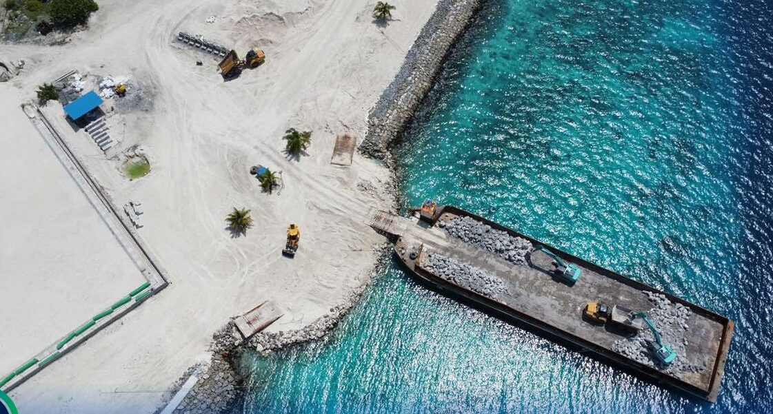 ދެ ކޮމަންޑޫ ގުޅާލުމަށް ބޭނުންވާ ބޮޑު ހިލަ ޝިޕްމަންޓު ގެންގޮސްފި