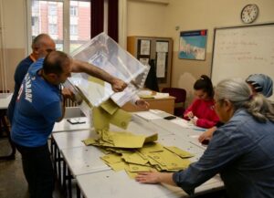 ތުރުކީގެ ރިޔާސީ އިންތިޚާބު ވޯޓު ގުނުން ކުރިޔަށް، އެރެދޮގާން ކުރީގައި