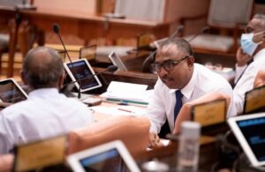 އާޒިމްގެ ނަން ދަފްތަރުން އުނިކޮށް، މަޖިލީހަށް އަންގައިފި