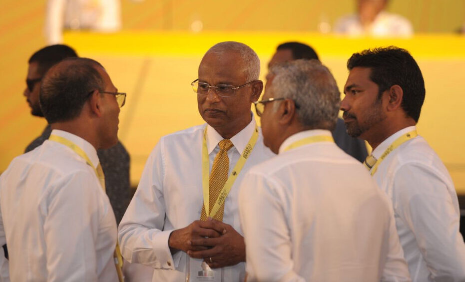 ރައީސްގެ އިތުބާރު ނެތްކަމަށް ސޮއިކުރާ އެމްޑީޕީގެ މެމްބަރުން ޕާޓީން ވަކިކުރަނީ