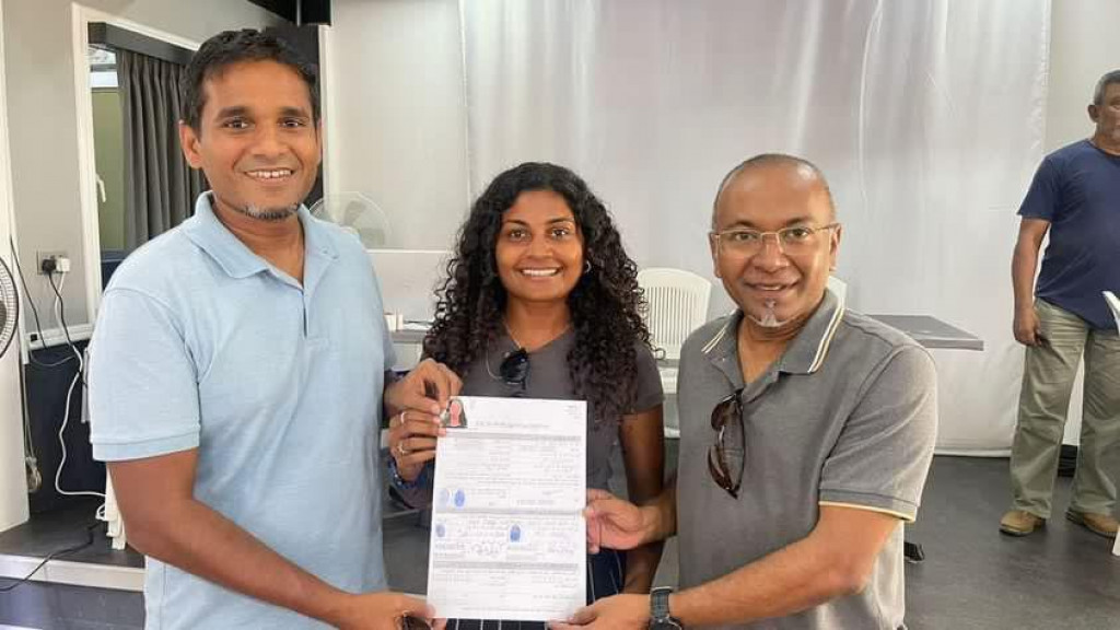 މިނިސްޓަރު ނަސީމުގެ ދަރިކަނބަލުން "ދަ ޑިމޮކްރެޓްސް"އާ ގުޅިއްޖެ