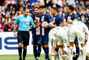 ހަކީމީއަށް ރަތްކާޑު ދެއްކި މެޗުން ޕީއެސްޖީ ބަލިވެއްޖެ