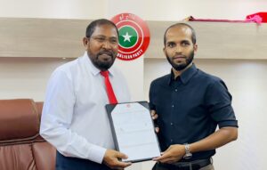 ސަރުކާރަށް ޓެސްޓަށް ތައްޔާރު ނުވެވުމުން މިއުޅެނީ އެހެން މީހުންގެ ފޮތްތައް އަތުލަން: ހައިލަމް