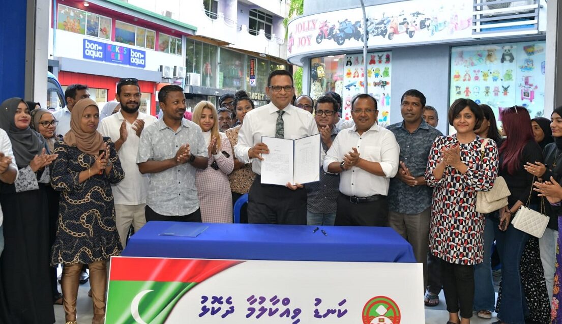 "’ކަނޑު ވިއްކާލުމާ ދެކޮޅު" ޕެޓިޝަންގައި ނާޒިމް އާއި އެމްއެންޕީގެ އިސްބޭފުޅުން ސޮއިކޮށްފި
