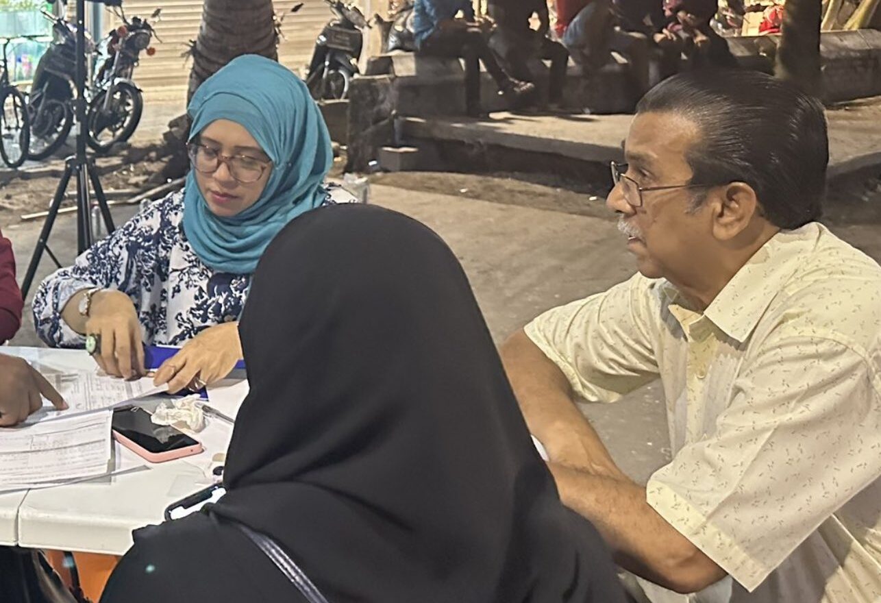 ސަގަރު ނާސިރު، ނަޝީދުގެ "ދަ ޑިމޮކްރެޓްސް" އަށް ސޮއިކޮށްފި