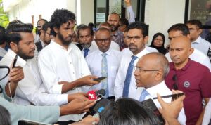 3،560 ފޯމާއިއެކު "ދަ ޑިމޮކްރެޓްސް" ރަޖިސްޓްރީ ކުރަން ހުށަހަޅައިފި