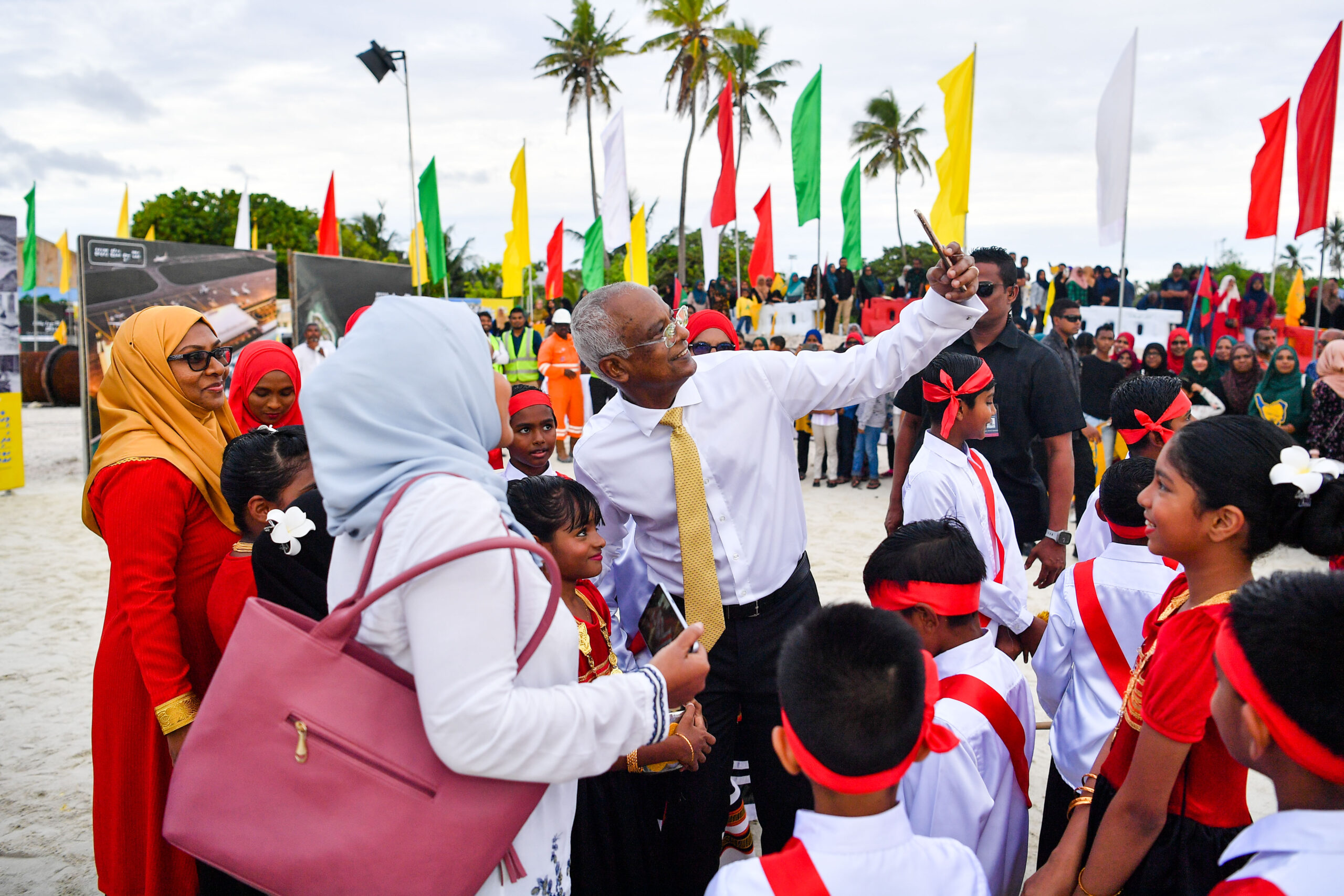 އައްޑޫ ސިޓީން ރައީސަށް ހޫނު މަރުހަބާއެއް