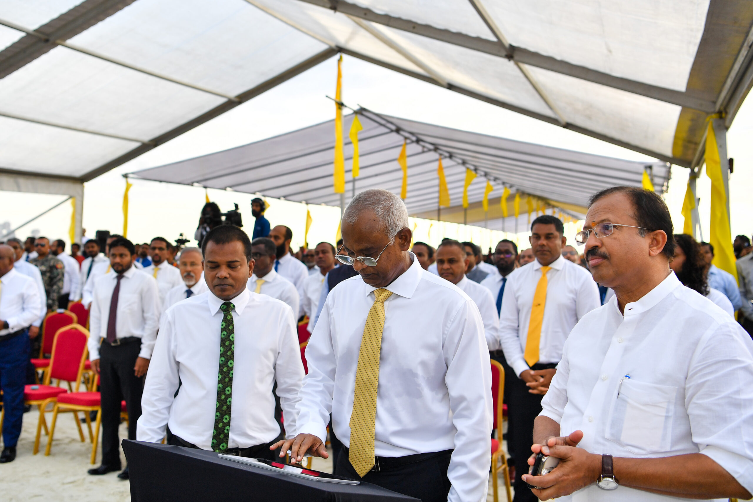 1.1 ބިލިއަން ޑޮލަރުގެ، އައްޑޫ ބިންހިއްކުމުގެ ބިޔަ މަޝްރޫއު ރައީސް ފައްޓަވާ ދެއްވައިފި