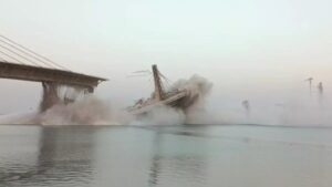 އިންޑިއާގައި ހަދަމުންދިޔަ ބުރިޖެއް ވެއްޓިއްޖެ