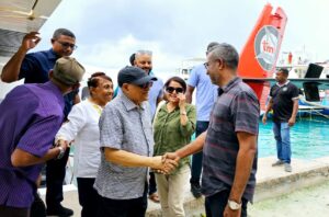 ޢީދު ޗުއްޓީއަށް ރައީސް މައުމޫނާއި، ޢާއިލާ އދ. އޮމަދުއަށް!