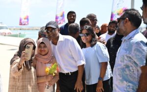 ރައީސްގެ ދެ ކަނބަލުން ތޮއްޑޫއަށް ވަޑައިގެންނެވުމުން ހޫނު މަރުޚަބާއެއް!