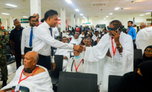 ހުއްދަ ނެތް ކުންފުނިތަކުން އުމްރާއަށް ގެންދާނަމަ ފިޔަވަޅު އަޅާނެކަމުގެ އިންޒާރު!