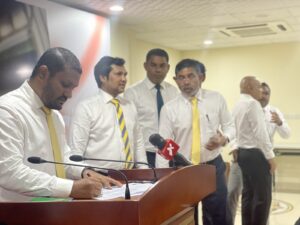 ނަޝީދުގެ އިތުބާރު ނެތްކަމުގެ މައްސަލަ މަޖިލިހަށް ވެއްދުމަށް ސޮއި ކުރަން ފަށައިފި