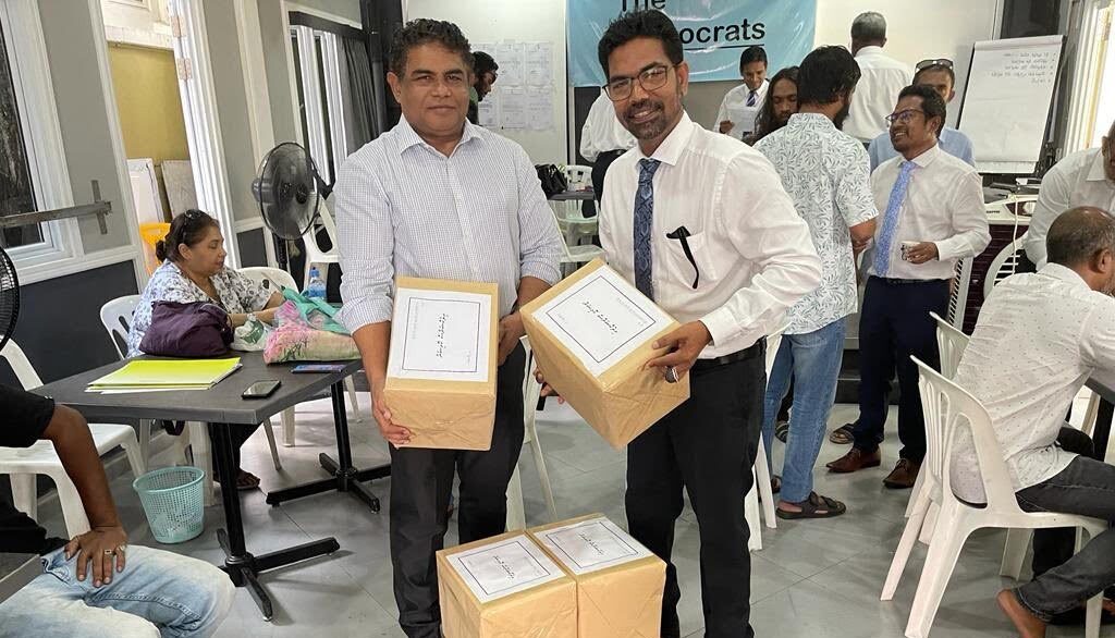 ދަ ޑިމޮކްރޭޓްސް ރަޖިސްޓްރީ ކުރުމަށް ހުށަހެޅި ލިސްޓު، ކޮމިޝަނުން އާންމު ކޮށްފައިވާ ކަމުގެ ތުހުމަތު