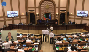 ނިޒާމީ އޮއިވަރެއްގައި ޖެހި ޖަލްސާކުރިއަށް ނުގެންދެވި މަޖިލިސް ނިންމާލައިފި