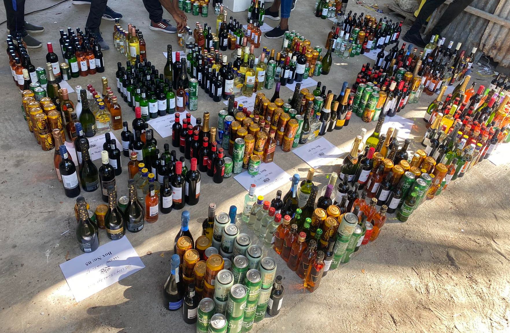 ފުލުހުންގެ ބެލުމުގެ ދަށުގައި ހުރި 527 ފުޅި ބަނގުރަލާއި 297 ދަޅު ބިޔަރު ނައްތާލައިފި