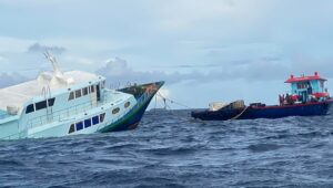 މަޑުވައްރިއަށް ދަތުރުކުރަމުންދިޔަ ބޯޓެއް އަޑިއަށް ގޮސްފި