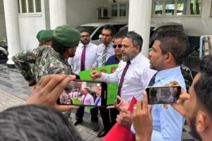 ރައީސާއި ބައްދަލުކުރުމަށް، ރައީސް އޮފީހުގައި ތިބިގެން ސިޓީލިޔެ ހަވާލުކޮށްފި