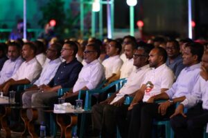 ކަނޑު ވިއްކުމާ ދެކޮޅު ޖަލްސާގެ ޝަރަފްވެރި ގޮނޑި ޚާއްސަކުރީ ރައީސް ޔާމީންއަށް!