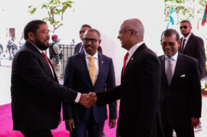 ރައީސް ޞާލިހާއި ވާދަކުރާ ކެނޑިޑޭޓަކާއި، 45 މިނިޓުގެ ދިގު ކޯލެއް!