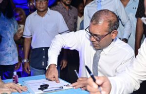 ރައީސް ނަޝީދު ދަ ޑިމޮކްރެޓްސް އަށް ސޮއި ކުރައްވައިފި