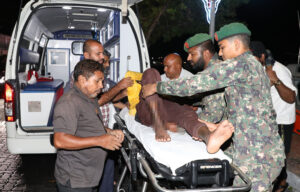 ލޯންޗެއްގައި ބެޓަރިއެއް ގޮވައި އަނިޔާވި މީހުން ފަރުވާއަށް މާލެ ގެނެސްފި