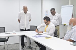 އިމިގްރޭޝަންގެ ކޮންޓްރޯލަރ ހަނަފީ އެމްޑީޕީއަށް ސޮއި ކުރައްވައިފި