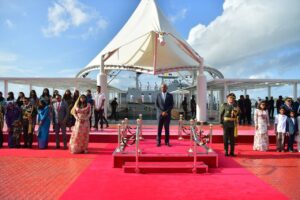 މިނިވަން ދުވަހުގެ އަސްކަރީ ޕެރޭޑާއި ރޫޓް މާޗް ރައީސްގެ ދެކަނބަލުން ބައްލަވާލައްވައިފި
