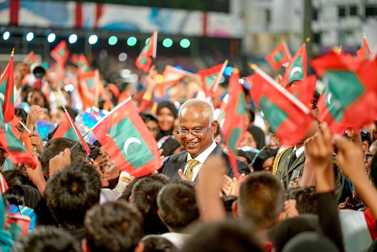 ހެވިކަމުގެ ކުޅިވަރުތަކަށްފަހު ތަފާތު މަންޒަރެއް، އެތައް ސަތޭކަ ކުދިންނެއް ރައީސް ވަށާލީ ސަލާމް ކުރުމަށް!