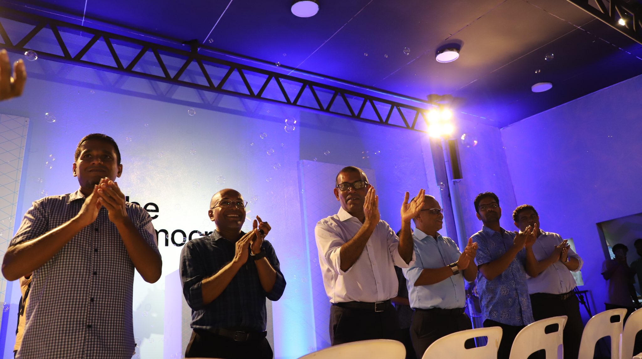 ޑިމޮކްރެޓްސްއިން ވާދަކުރާ 41 ދާއިރާގެތެރެއިން 37 ދާއިރާއެއްގައި ޕްރައިމަރީ ނުބާއްވާނެ