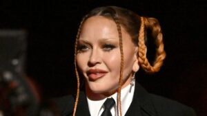 މެޑޯނާއަށް  އައިސީޔޫގައި ފަރުވާ ދީފި