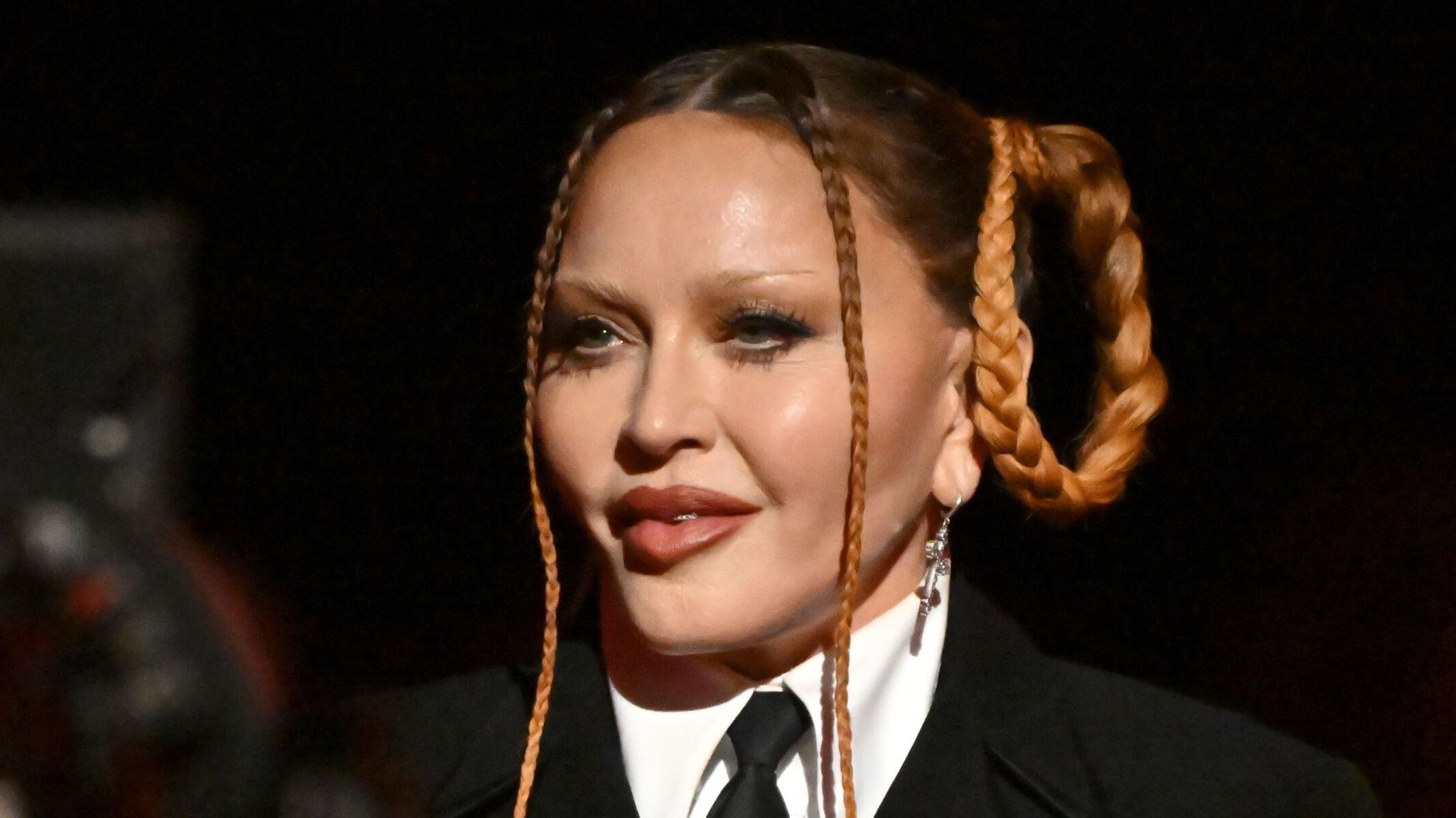 މެޑޯނާއަށް  އައިސީޔޫގައި ފަރުވާ ދީފި