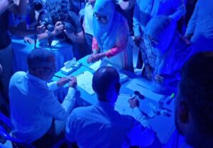 ޗެކްމާކް އަހްމަދު ރަޝީދު ދަ ޑިމޮކްރެޓްސް އަށް ސޮއި ކުރައްވައިފި