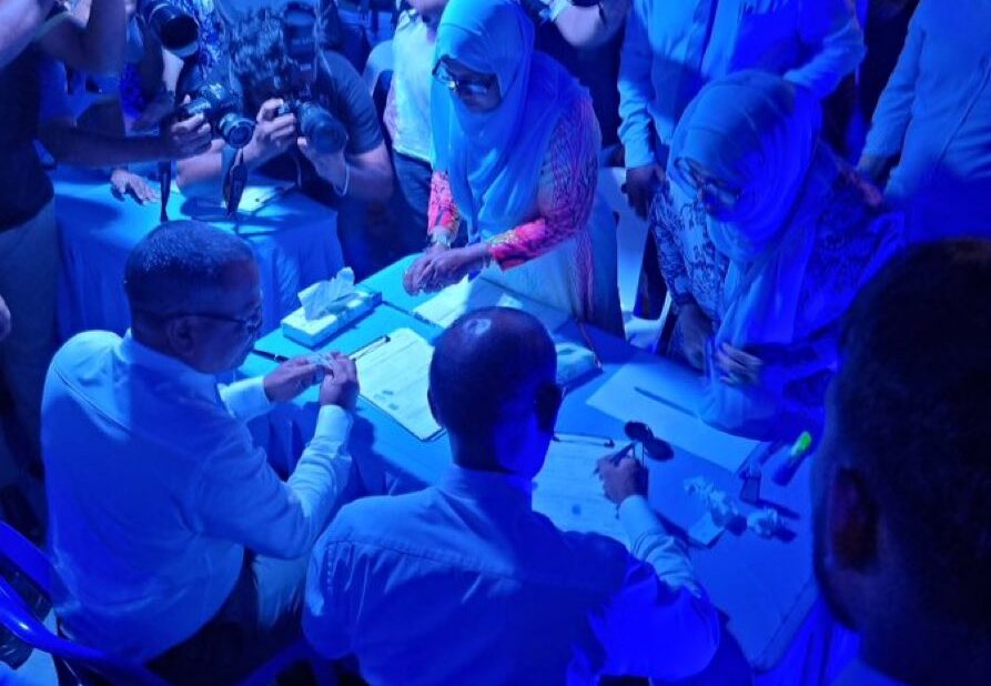 ޗެކްމާކް އަހްމަދު ރަޝީދު ދަ ޑިމޮކްރެޓްސް އަށް ސޮއި ކުރައްވައިފި