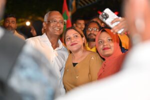 ޑޮކްޓަރުގެ ލަފައާއިއެކު ރައީސް ކެމްޕޭން ދަތުރު ކުރުކޮށްލައްވައި މާލެއަށް