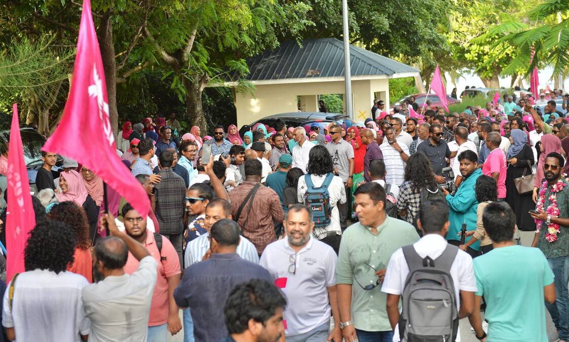 އައްޑޫ އިން ޑރ. މުއިއްޒުއަށް އާދަޔާއި ޚިލާފް ހޫނު މަރުޚަބާއެއް!