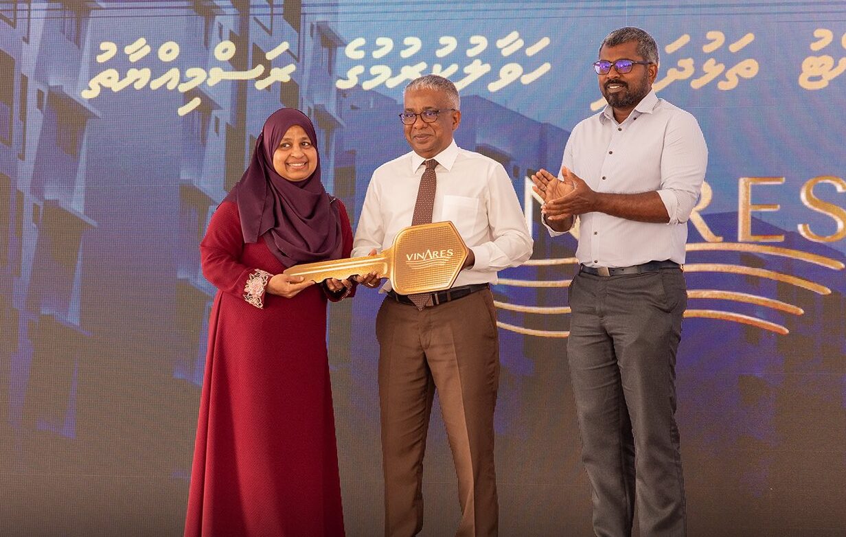 ވިނަރެސް ފްލެޓްތައް ލިބުނު މީހުންނަށް ތަޅުދަނޑި ހަވާލުކުރަން ފަށައިފި