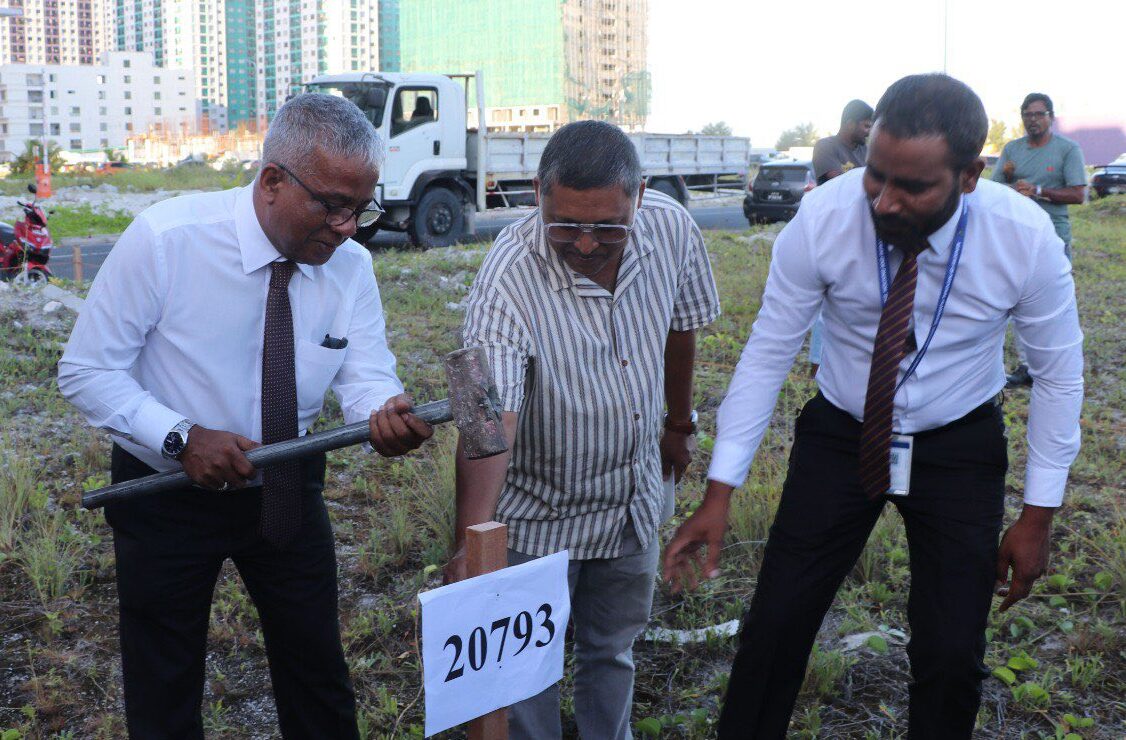 ގޯތި ލިބުނު މީހުންނަށް ބިން ކަނޑައި، ރަޖިސްޓްރީ ހަވާލުކުރަން ފަށައިފި