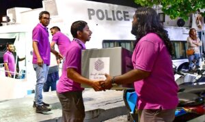 ވޯޓު ކަރުދާހާއި، މަރުކަޒުތަކަށް ބޭނުންވާ ތަކެތި އަތޮޅުތަކަށް ފޮނުވަން ފަށައިފި