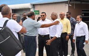 ރިިޔާސީ ކެމްޕޭނަށް ރައީސް ތިނަދޫއަށް، އެއާޕޯޓުން ބައްދަލުވީ ޤާސިމާއި!